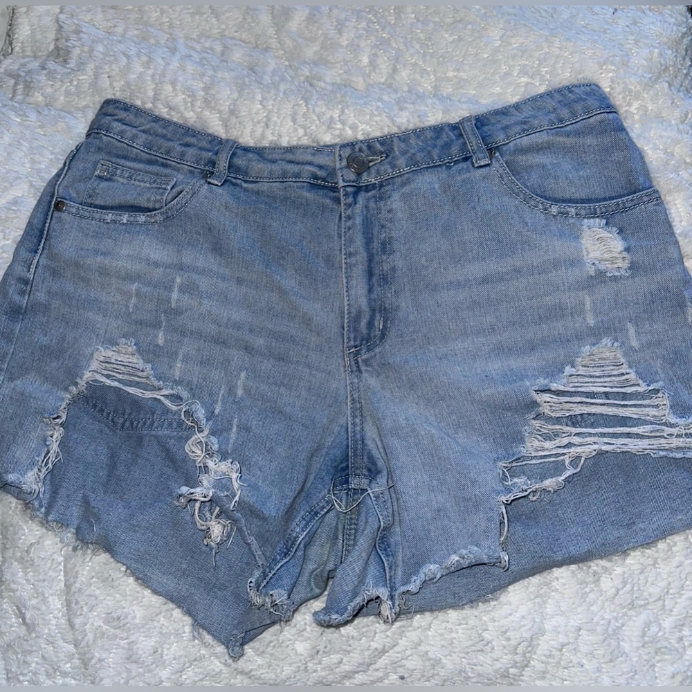 Rue 21 Cutt off denim shorts light wash size 16